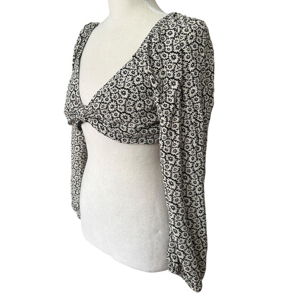 American Eagle Black White Floral Smocked Crop Top Women's M Long Sleeve Boho - Picture 3 of 9